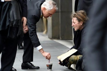 Thủ tướng Australia gây tranh cãi vì cho tiền người ăn xin