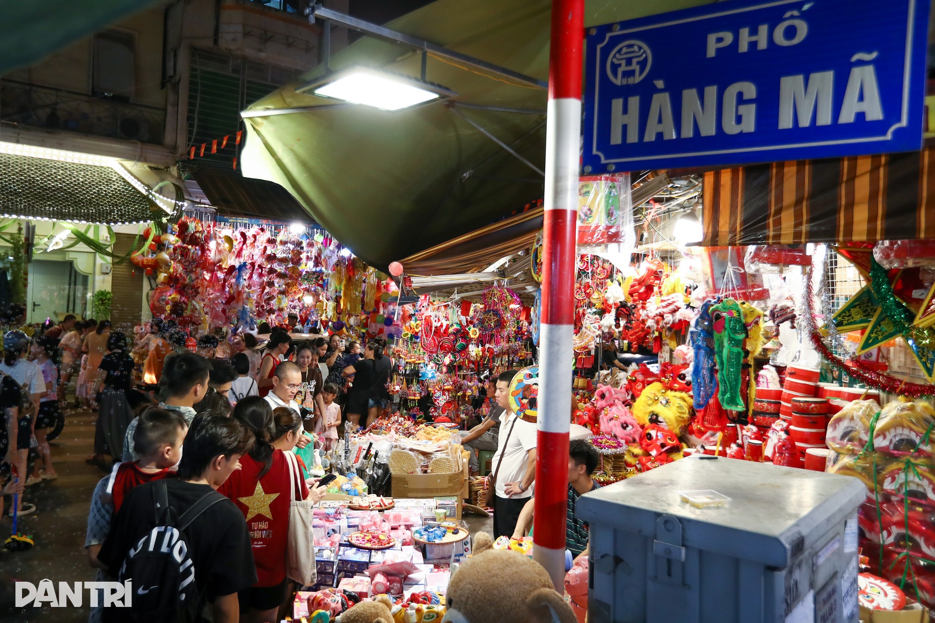 Người dân Thủ đô nô nức đón Trung thu sớm trên phố Hàng Mã - 1 Người dân Thủ đô nô nức đón Trung thu sớm trên phố Hàng Mã - 1