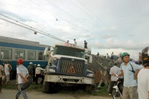 Tông xe container, tàu chở khách lật nhào