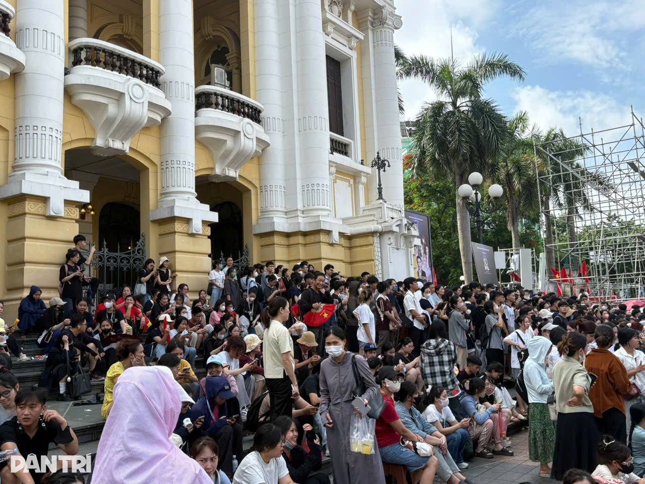 Hàng nghìn người xếp hàng từ 4h sáng lấy vé concert tại Nhà hát Lớn - 1