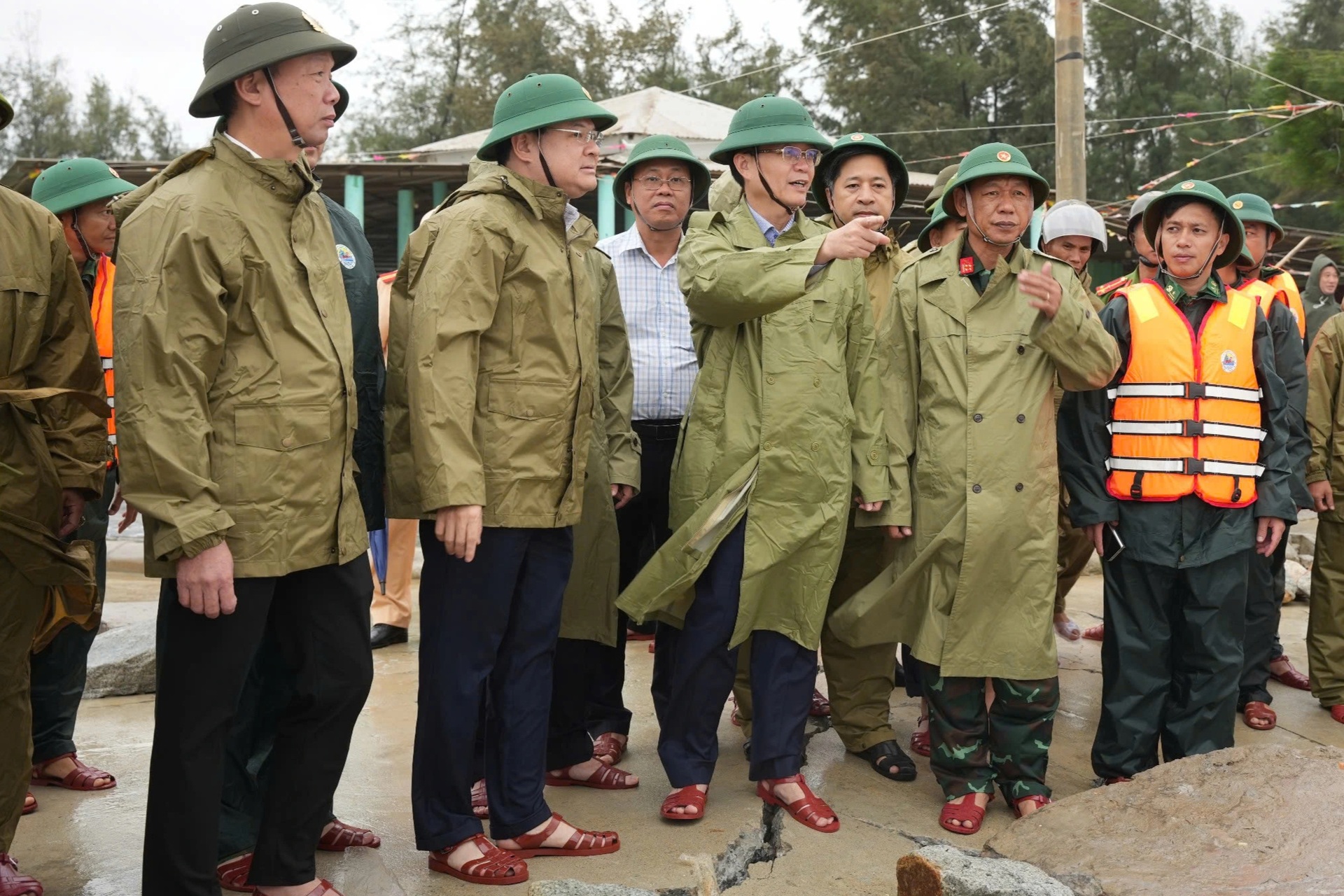 Sóng lớn làm đường bê tông vỡ vụn, uy hiếp kè chống sạt lở bờ biển - 11 Sóng lớn làm đường bê tông vỡ vụn, uy hiếp kè chống sạt lở bờ biển - 11