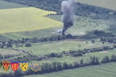 Video vũ khí Ukraine khai hỏa phá hủy các xe tăng Nga