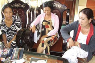 Vợ giám đốc ngân hàng làm “cò” chạy việc