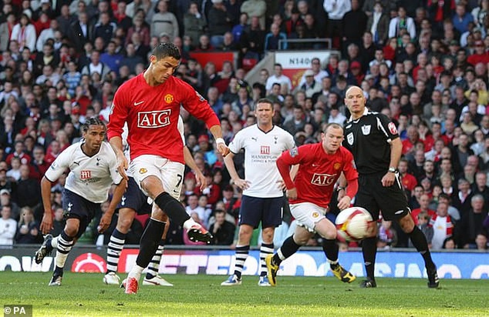 Trọng tài Howard Webb thừa nhận mong C.Ronaldo đá hỏng phạt đền - 2 Trọng tài Howard Webb thừa nhận mong C.Ronaldo đá hỏng phạt đền - 2