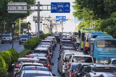 Giao thông trên các cầu qua sông Hồng: Nơi ùn tắc cả ngày, nơi thông thoáng