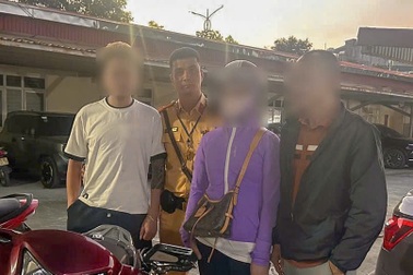 CSGT kịp thời ngăn người phụ nữ định nhảy cầu vì cãi nhau với chồng