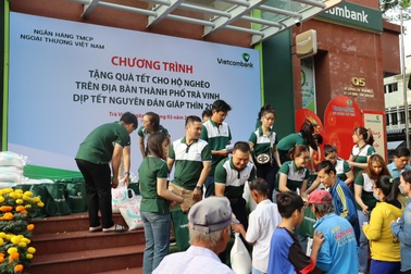 Vietcombank mang Tết ấm đến với gia đình có hoàn cảnh khó khăn
