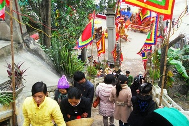 Hàng ngàn người nô nức dự lễ hội cầu phúc tại Đền Độc Cước   