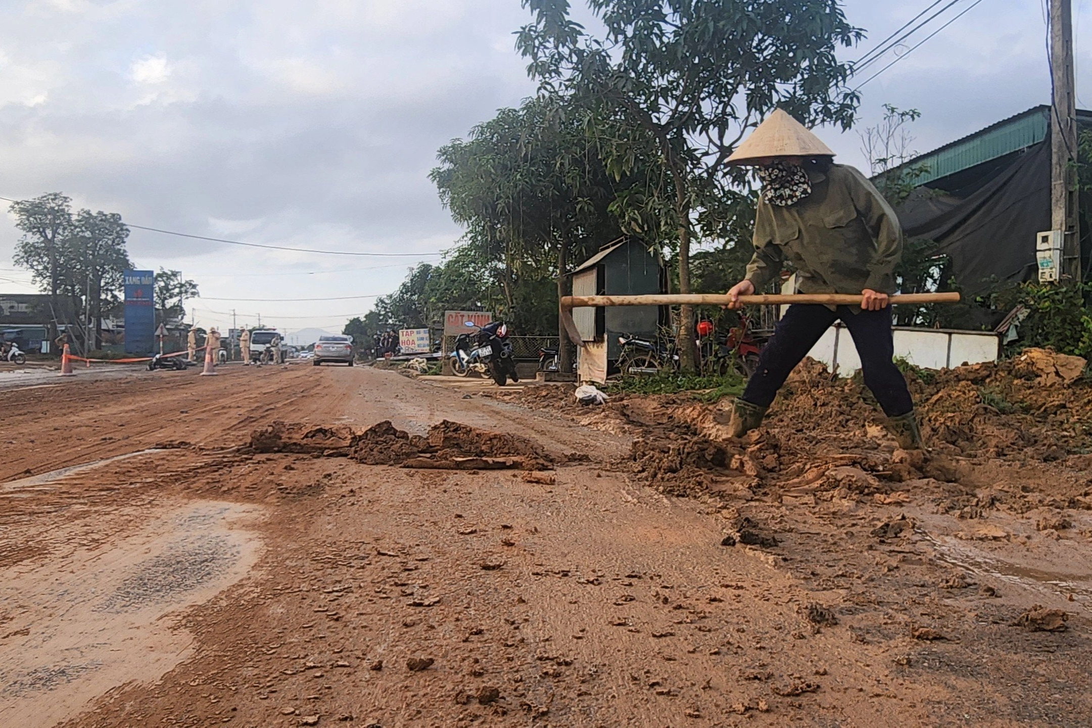 Tai nạn liên hoàn trên đoạn đường ngập bùn đất - 2