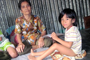 Thương bé gái cả ngày ngồi trên đống giẻ 