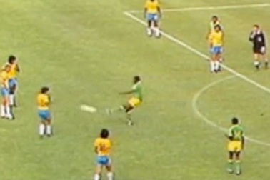 Hậu vệ đối phương sút phạt thay...Brazil