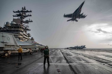 Cận cảnh tàu sân bay Mỹ tập trận ở Biển Đông