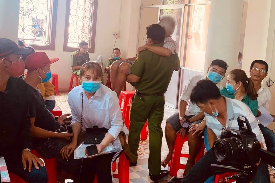 Chiến sĩ công an bế cụ ông khuyết tật khi đến làm căn cước công dân - 2 Chiến sĩ công an bế cụ ông khuyết tật khi đến làm căn cước công dân - 2