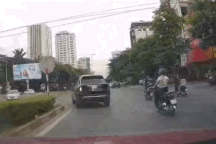 Xe Rolls-Royce bật xi-nhan trái nhưng đi thẳng, xe máy đi sau trượt ngã