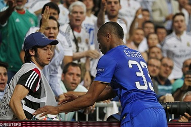 Cậu bé nhặt bóng ở Bernabeu trêu ngươi Evra