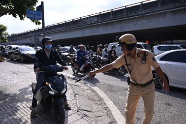 Tái diễn cảnh xe leo vỉa hè, chiếm trọn phần đường của người đi bộ ở TPHCM