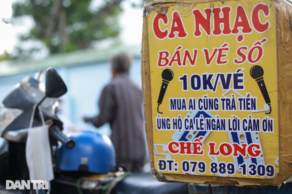 Ông lão 68 tuổi hát rong, bán vé số mưu sinh ở Sài Gòn - 2 Ông lão 68 tuổi hát rong, bán vé số mưu sinh ở Sài Gòn - 2