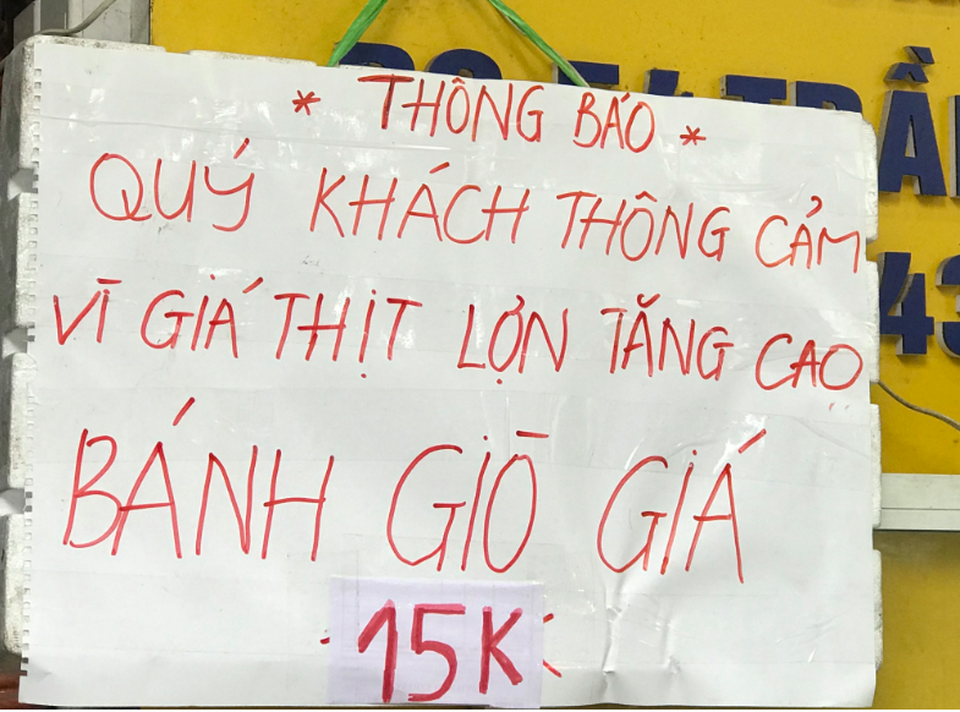 Càng gần Tết càng bị lái buôn ép giá, người bán lẻ thịt lợn chỉ nhập nửa hàng - 2 Càng gần Tết càng bị lái buôn ép giá, người bán lẻ thịt lợn chỉ nhập nửa hàng - 2
