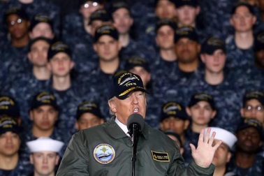 Ông Trump chính thức cấm người chuyển giới gia nhập quân đội