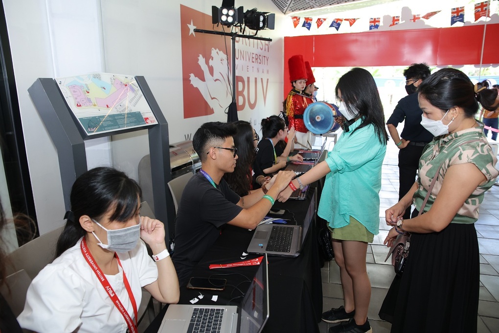 Học sinh tham gia trải nghiệm môi trường giáo dục Anh quốc - 4 Học sinh tham gia trải nghiệm môi trường giáo dục Anh quốc - 4