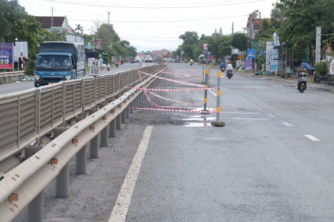 Đặc biệt vào mùa mưa lũ, đoạn đường này (làn đường phía tay phải tính theo chiều Bắc - Nam) thường xuyên hư hỏng. Những ngày qua, để đảm bảo an toàn giao thông, đơn vị bảo trì đường bộ đã cho giăng dây ở nhiều vị trí để cảnh báo người đi đường