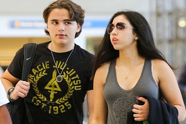 16 tuổi, con trai của Michael Jackson đi nghỉ riêng cùng bạn gái