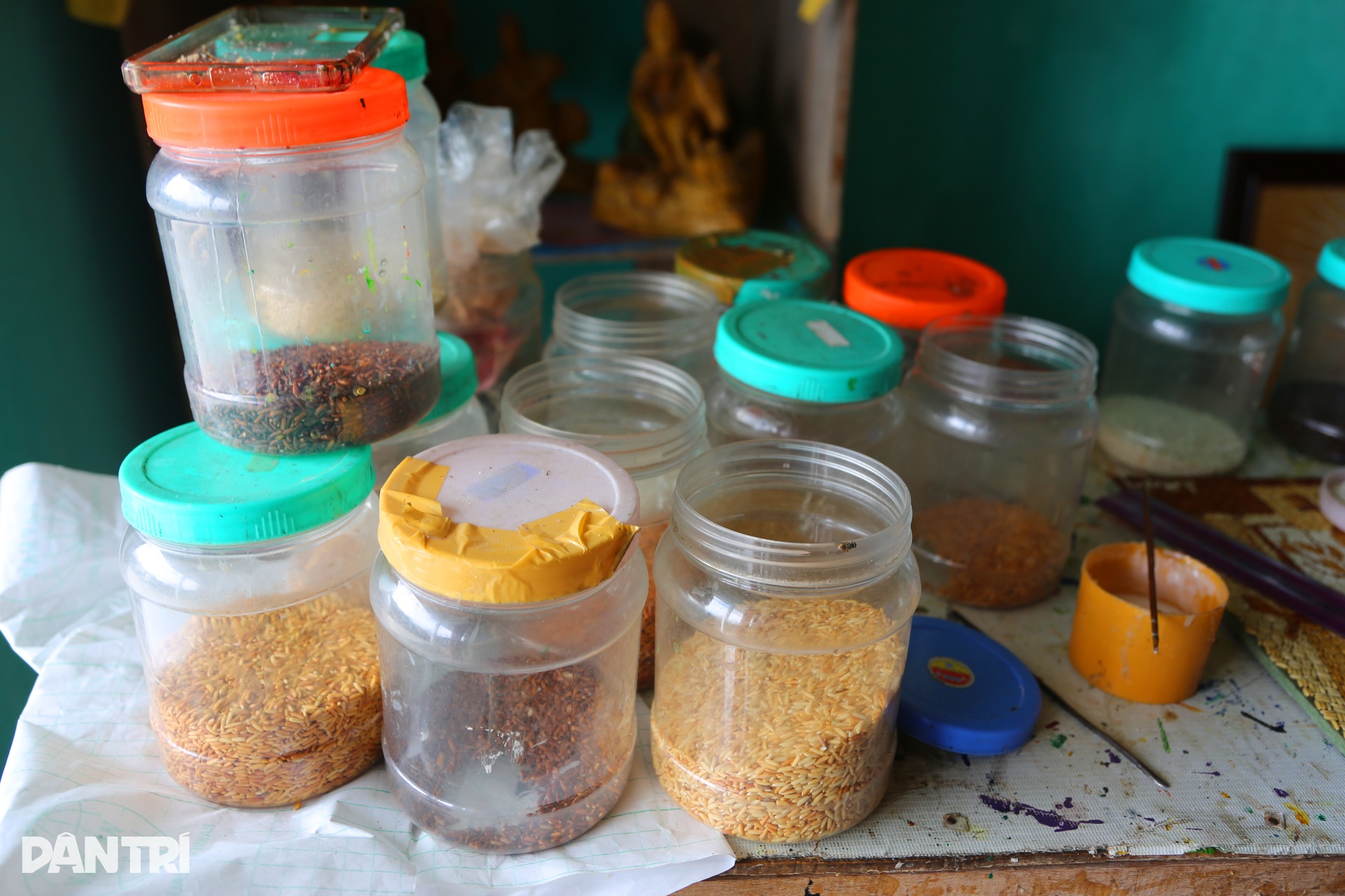 Người đàn ông tàn tật biến hạt gạo vô tri thành những bức tranh tiền triệu - 7 Người đàn ông tàn tật biến hạt gạo vô tri thành những bức tranh tiền triệu - 7