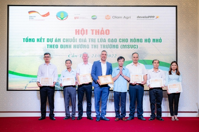 Trao bằng khen và quà tặng cho đại diện 4 HTX.