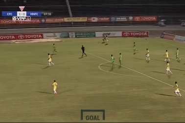 Chí Công giẫm đạp lên người Thái Quý ở vòng 11 V-League