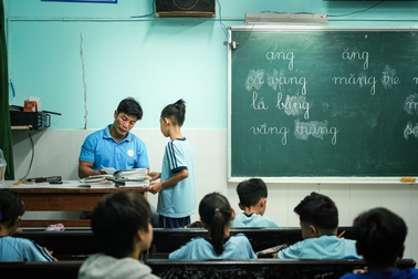 Sáng làm công nhân, tối về gieo chữ