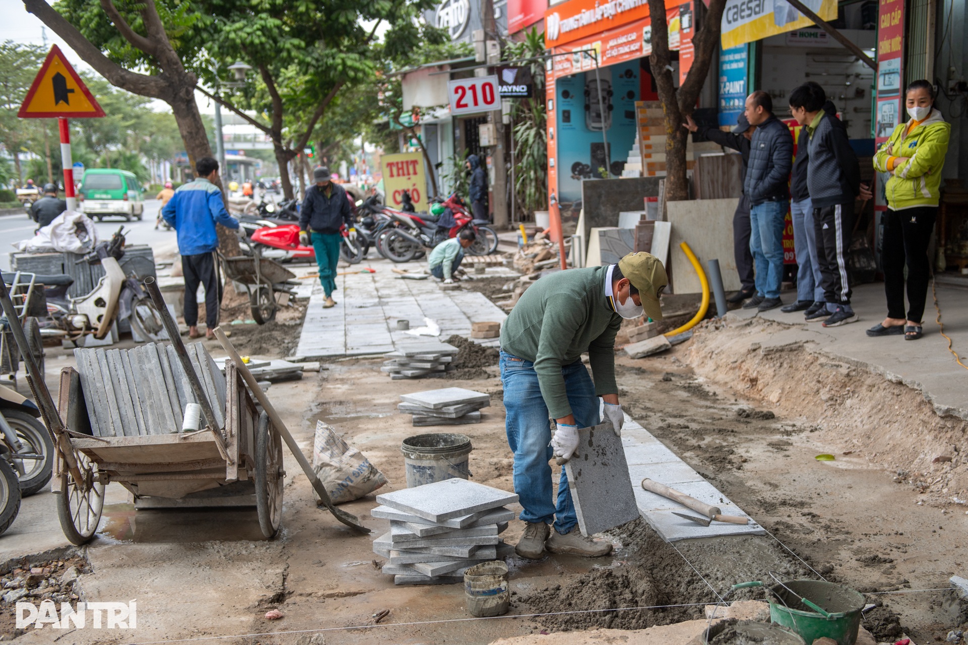 Vỉa hè ở Hà Nội bị xới tung những ngày cuối năm - 6 Vỉa hè ở Hà Nội bị xới tung những ngày cuối năm - 6