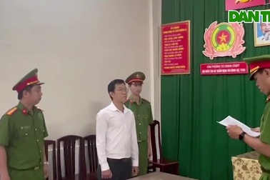 Công an TPHCM đọc lệnh bắt nhà báo Hàn Ni, Đặng Anh Quân và Trần Văn Sỹ