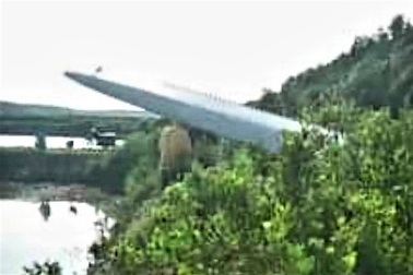 Hốt hoảng vì cột điện gió liên tiếp bị rơi cánh quạt