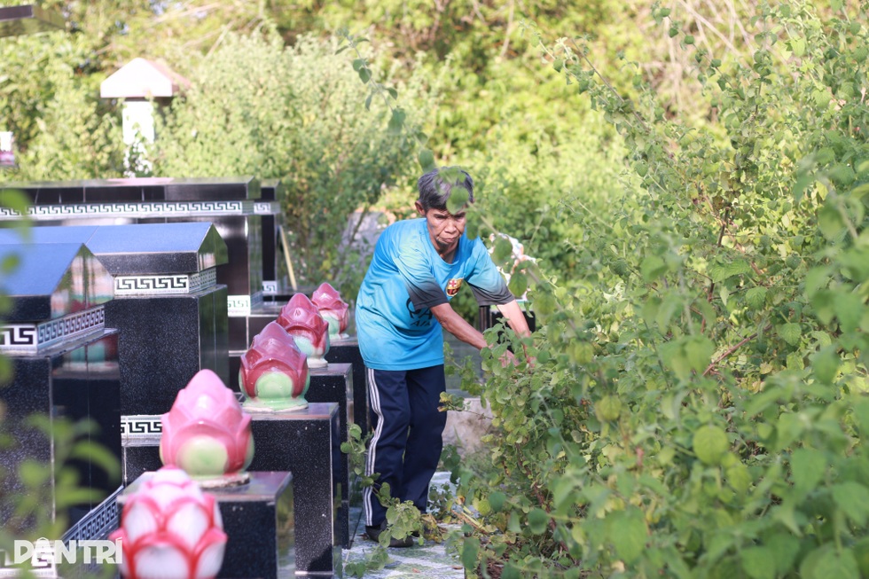 Cuộc sống bên nghĩa trang của cặp vợ chồng phụ nữ gắn bó 30 năm - 5