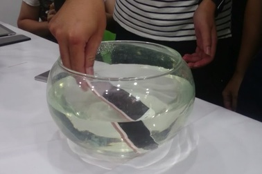 Thử nghiệm khả năng chống nước của iPhone 7 Plus ngày ra mắt tại Hà Nội