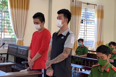Hai thanh niên trốn khai báo y tế, dùng dao dọa cảnh sát lĩnh 27 tháng tù
