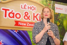 Đại sứ New Zealand thưởng thức táo và kiwi của đất nước mình ngay tại VinMart