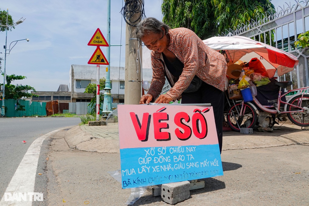 Cụ bà 80 bán vé số nuôi đàn chó: Đói xỉu mấy lần nhưng bọn nhỏ phải no! - 4 Cụ bà 80 bán vé số nuôi đàn chó: Đói xỉu mấy lần nhưng bọn nhỏ phải no! - 4