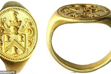 Tìm thấy nhẫn cổ 500 năm tuổi trên đất xây dựng