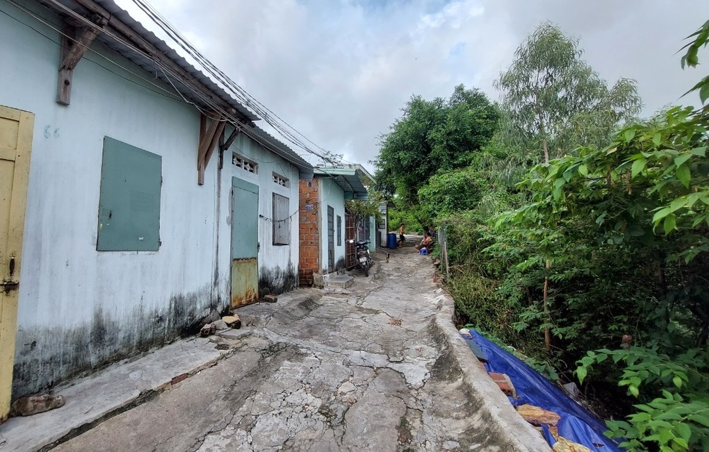 Mùa mưa bão, người dân vùng sạt lở không dám chợp mắt - 2 Mùa mưa bão, người dân vùng sạt lở không dám chợp mắt - 2