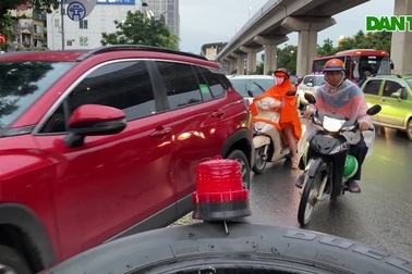 Dòng phương tiện di chuyển hỗn loại khi qua dải phân cách đường Nguyễn Trãi