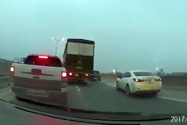 Hà Nội: Bán tải khiêu khích, tạt đầu xe tải trên đường vành đai 3