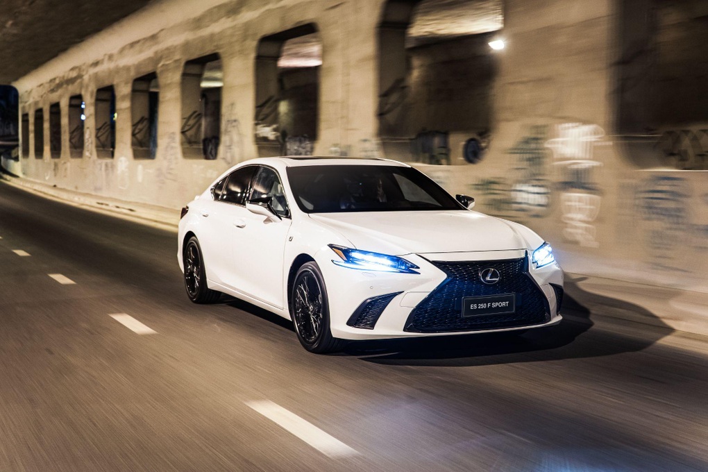 Lexus ES - Sự sang trọng thầm lặng được người thành công kiếm tìm - 1 Lexus ES - Sự sang trọng thầm lặng được người thành công kiếm tìm - 1