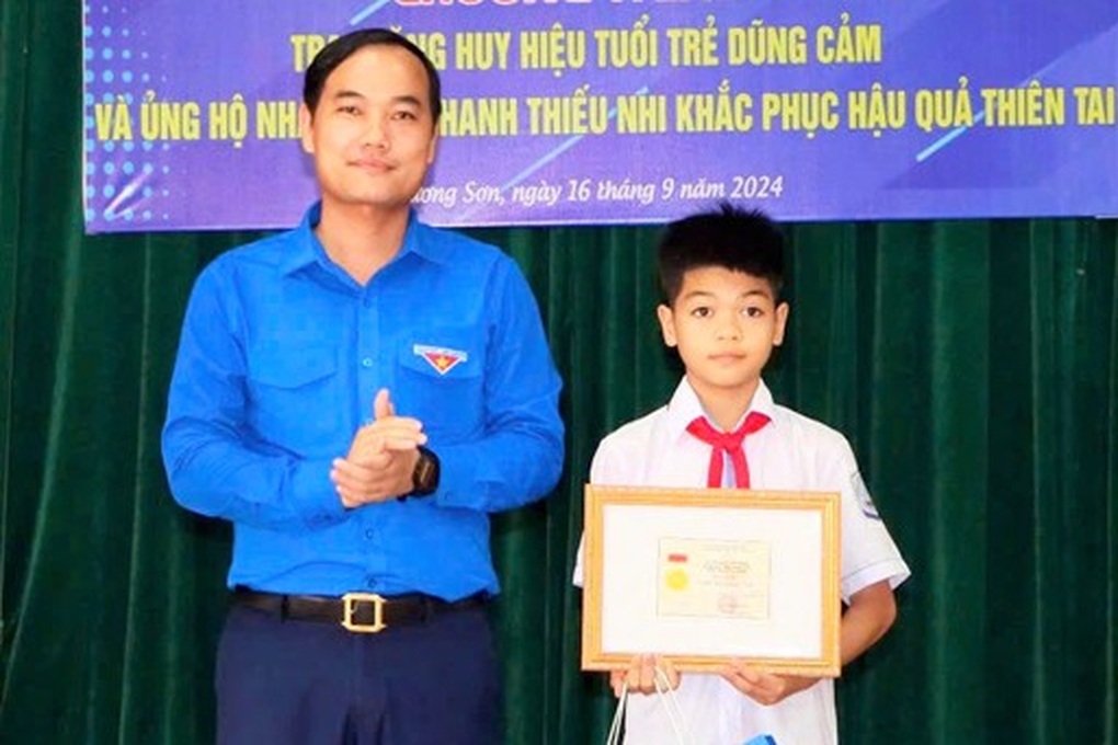 Tặng huy hiệu Tuổi trẻ dũng cảm cho hai học sinh xả thân cứu bạn - 1 Tặng huy hiệu Tuổi trẻ dũng cảm cho hai học sinh xả thân cứu bạn - 1