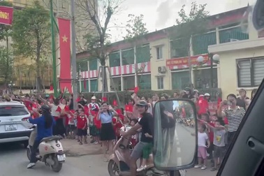 Chiến sỹ xúc động thấy người Thái Nguyên đứng kín bên đường chào tạm biệt