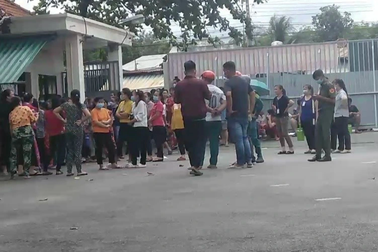 Nhận tin báo nghỉ việc không lương, 400 công nhân dừng làm đòi quyền lợi