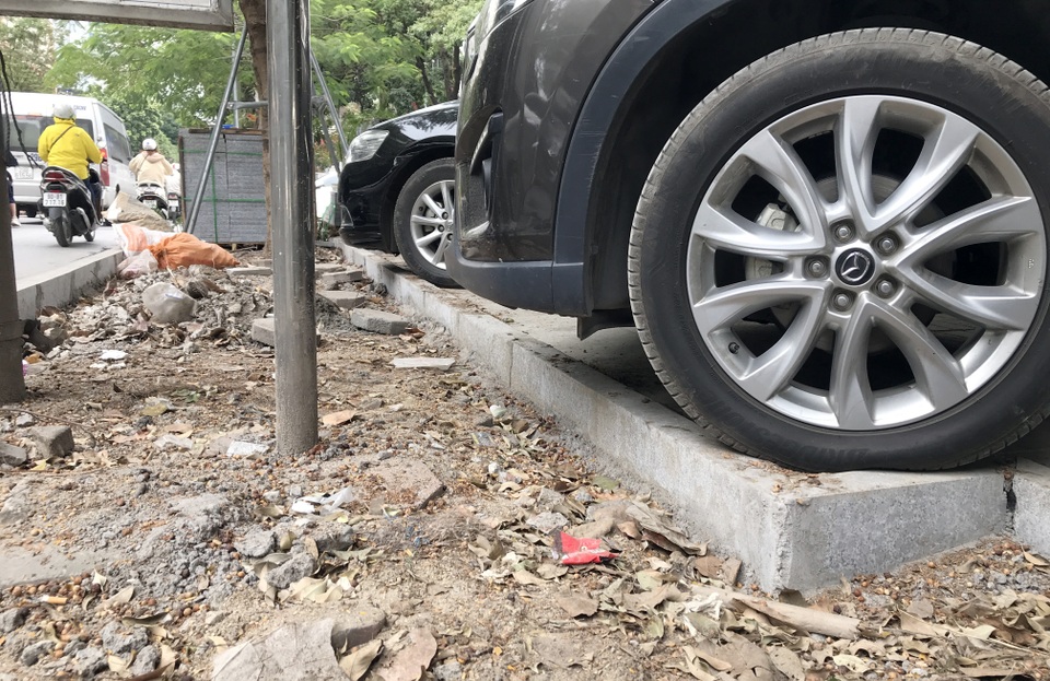 Vỉa hè Hà Nội lát đá bền trăm năm để... đỗ ô tô cho chắc chắn? - 13 Vỉa hè Hà Nội lát đá bền trăm năm để... đỗ ô tô cho chắc chắn? - 13