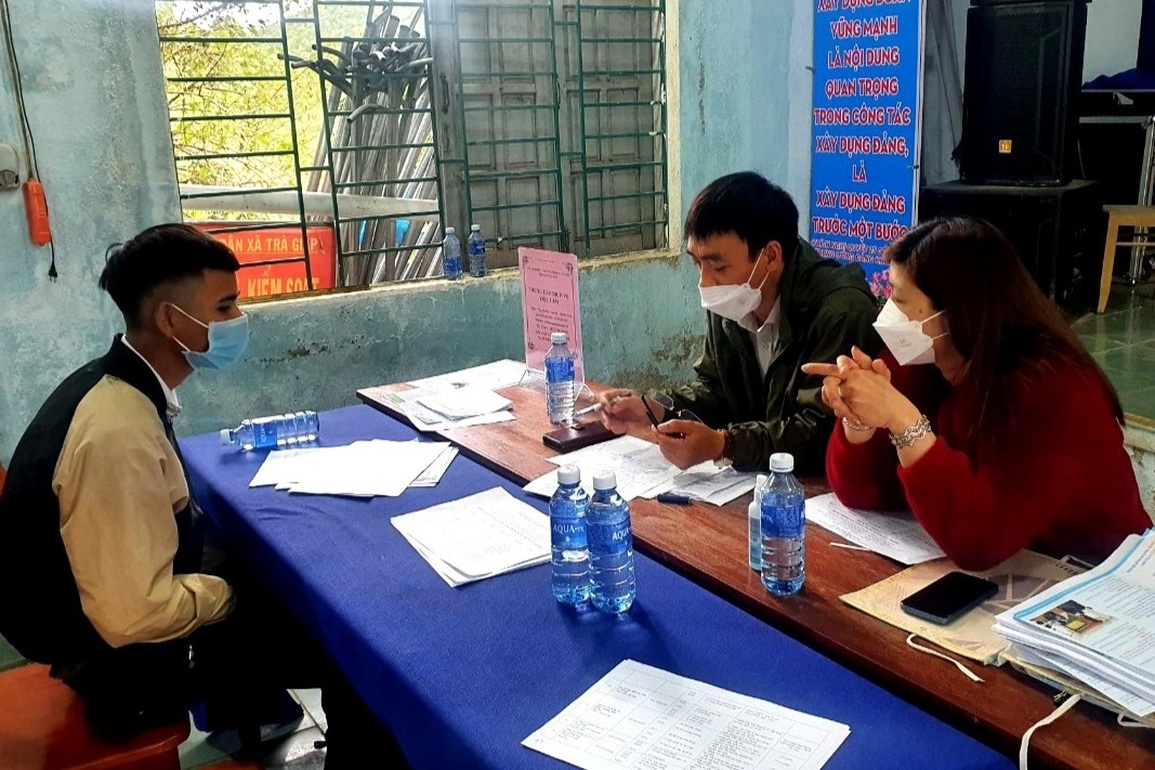 Cõng hơn 10.000 chỉ tiêu tuyển dụng lên núi cao cho người lao động  - 1