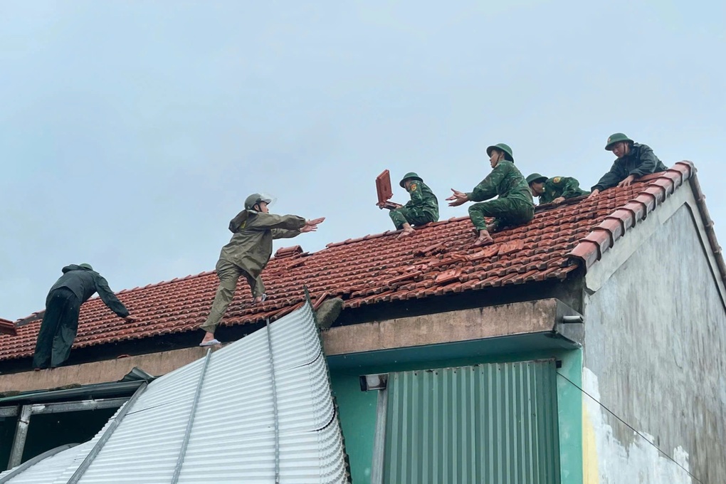 Đò chở đoàn đi cứu trợ bị chìm, 6 người rơi xuống vùng nước sâu - 2 Đò chở đoàn đi cứu trợ bị chìm, 6 người rơi xuống vùng nước sâu - 2