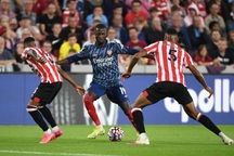 HLV Arteta xin lỗi người hâm mộ sau trận thua tệ hại của Arsenal